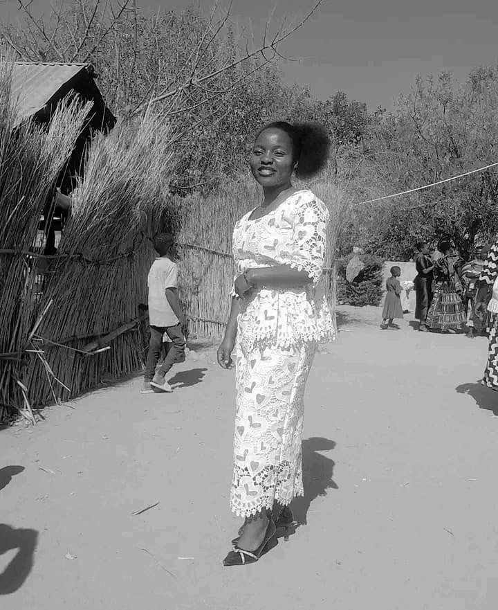 Rachel akiwa amevaa gauni jeupe la lesi, picha nyeusi na nyeupe