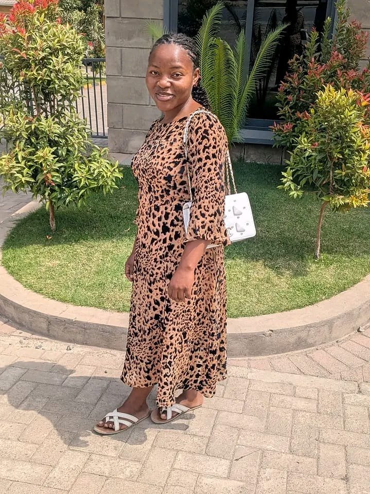 Rachel akiwa amevaa gauni la madoa ya chui